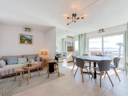 un salon avec un canapé et une table dans l'établissement Apartment Le Palazzo del Mar-11 by Interhome, à Cavalaire-sur-Mer