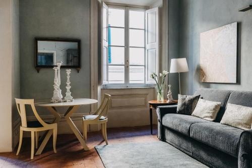 a living room with a couch and a table at Palazzo Feroci - Residenza d'epoca in Pisa