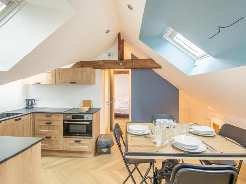 une cuisine et une salle à manger avec une table et des chaises dans l'établissement Apartment Le point du jour 2 by Interhome, à Cancale