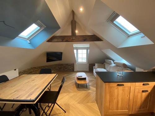 une cuisine et un salon avec une table et des chaises dans l'établissement Apartment Le point du jour 2 by Interhome, à Cancale