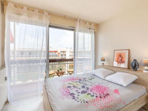 une chambre avec un lit et une grande fenêtre dans l'établissement Apartment Le Grand Large-3 by Interhome, à Sainte-Maxime