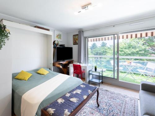 une chambre avec un lit et une grande fenêtre dans l'établissement Apartment Arverna by Interhome, à Biarritz