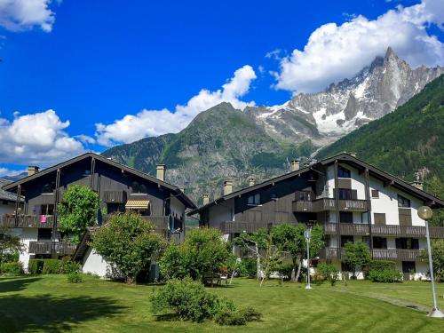 un complexe avec une montagne en arrière-plan dans l'établissement Apartment Champraz-16 by Interhome, à Chamonix-Mont-Blanc