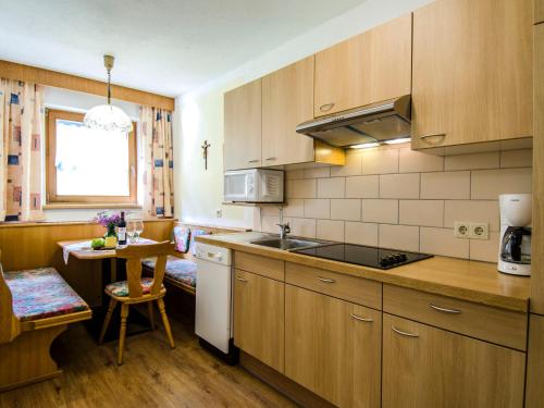 Kuhinja oz. manjša kuhinja v nastanitvi Apartment Apart Maashof-1 by Interhome