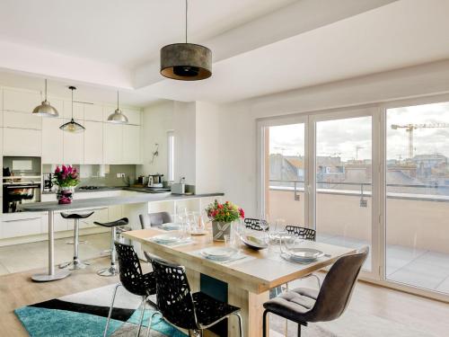 une cuisine et une salle à manger avec une table et des chaises dans l'établissement Apartment Hermine by Interhome, à Saint-Malo