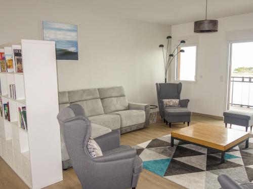 un salon avec un canapé et deux chaises dans l'établissement Apartment Hermine by Interhome, à Saint-Malo