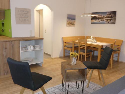 een keuken en eetkamer met een tafel en stoelen bij Apartment Appartement Sigel by Interhome in Zell am See
