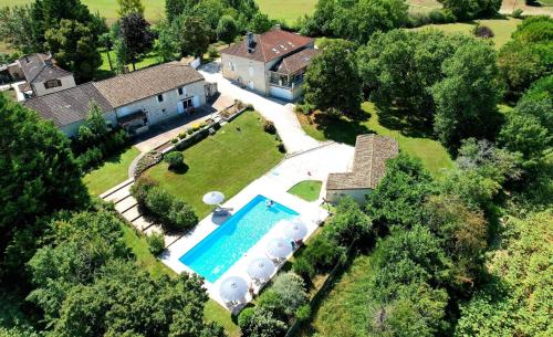 una vista aérea de una casa con piscina en Le Petit Bleu Chambre d'hôtes, en Bourg-de-Visa