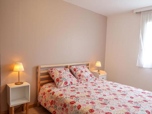 - une chambre avec un lit et deux lampes sur les tables dans l'établissement Holiday Home Valentina-1 by Interhome, à Denneville