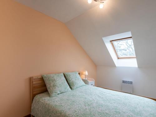 ein Schlafzimmer mit einem Bett und einem Fenster in der Unterkunft Holiday Home Lana by Interhome in Denneville