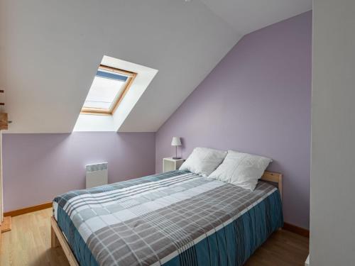 ein Schlafzimmer mit einem Bett und einem Fenster in der Unterkunft Holiday Home Lana by Interhome in Denneville