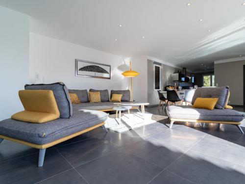 un salon avec deux canapés et une table dans l'établissement Villa Cedelen by Interhome, au Plan-de-la-Tour