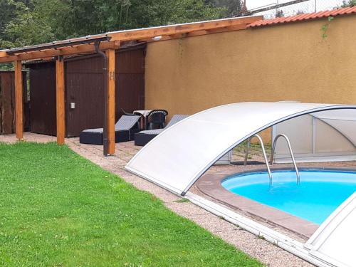 una piscina con cubierta sobre un patio en Holiday Home Dolníky u Trutnova by Interhome, en Oblanov
