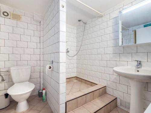 Koupelna v ubytování Holiday Home Dolníky u Trutnova by Interhome