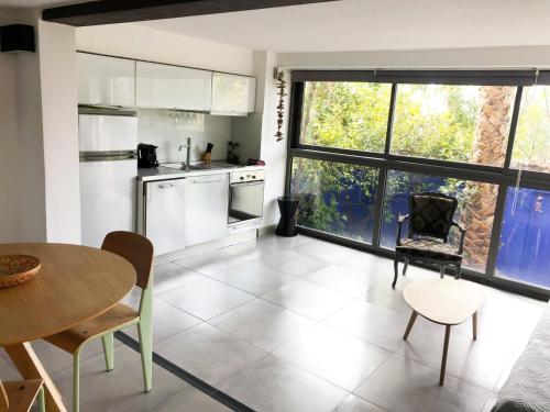 une cuisine avec une table, une table, des chaises et une table. dans l'établissement Azur Cassis, à Cassis