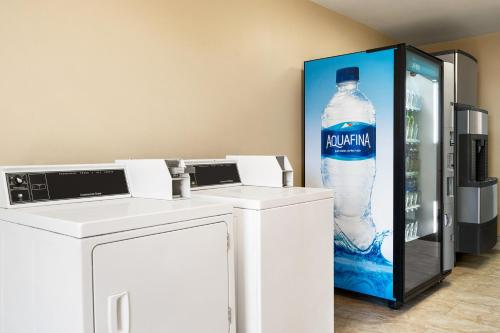 Una cocina o zona de cocina en Super 8 by Wyndham Liberal KS