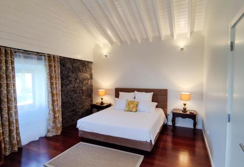 Łóżko lub łóżka w pokoju w obiekcie Adega de Flores