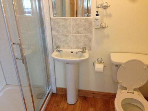 uma casa de banho com um lavatório, um chuveiro e um WC. em Seawater View Accomadation - Accommodation only em Red Castle