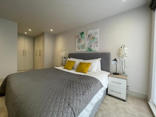 1 dormitorio con 1 cama grande con almohadas amarillas en Spectacular 2 Bedroom Apartment in Great Location en Sheffield