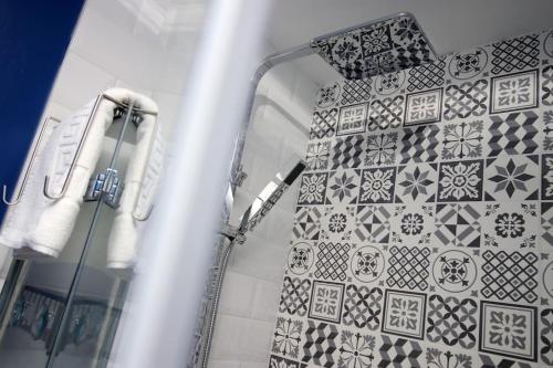 łazienka z prysznicem z płytkami na ścianie w obiekcie The Nook At Bath by MGroupSA w mieście Bath
