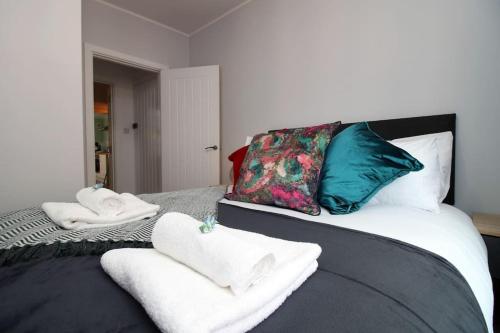 1 dormitorio con 1 cama con toallas en The Nook At Bath by MGroupSA, en Bath