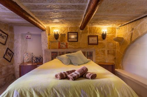um quarto com uma cama grande com duas toalhas em Ta Rummiena Farmhouse em Xewkija