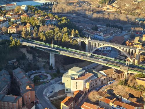 un puente sobre una ciudad con un tren en ella en GASCON7.4, en Teruel