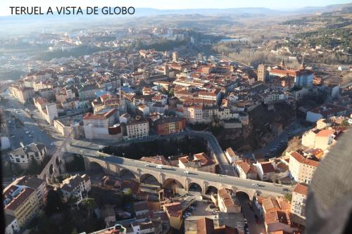 una vista aerea di una città con un ponte di GASCON7.4 a Teruel