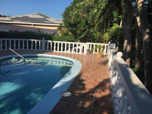 Piscina de la sau aproape de 5-Bed Villa and pool in Runaway Bay Jamaica