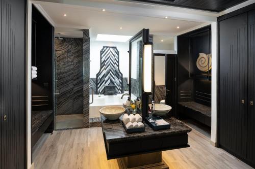 Un baño con dos lavabos y un espejo grande. en InterContinental Pattaya Resort by IHG, en Pattaya South