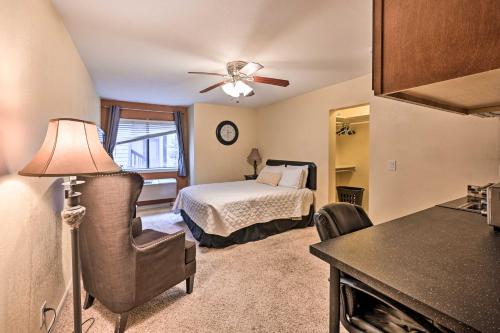 Katil atau katil-katil dalam bilik di 2 Blocks to Light Rail Denver Unit with Kitchenette