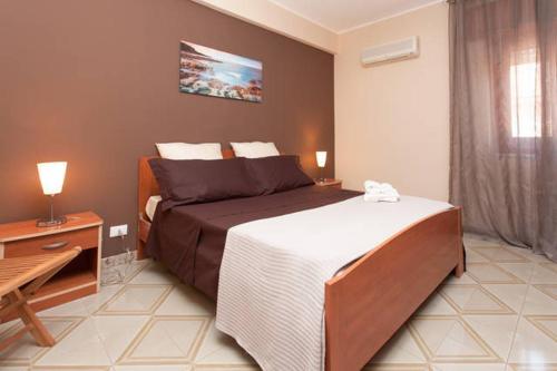 巴蓋里亞的住宿－迪拉祖迪歐利安德雷2號公寓，酒店客房设有一张大床和一张桌子。