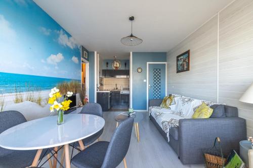 un salon avec un canapé et une table dans l'établissement Magnifique vue sur l'océan- Appartement pour 2, à Plage-des-Demoiselles