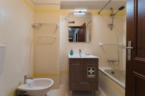 a bathroom with a sink and a toilet and a mirror at Mar do Pisão - Apartamento 2 quartos e vista mar in Santa Cruz
