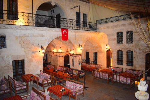 een restaurant met tafels en stoelen in een gebouw bij nahrin hotel&art in Sanlıurfa