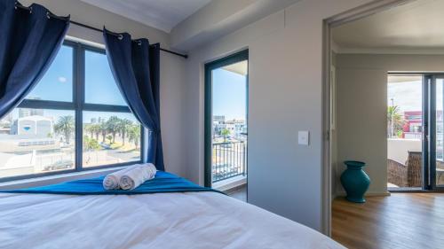 Una cama o camas en una habitación de Shore2Please