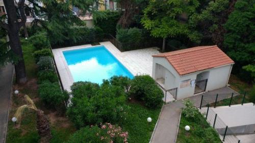 an overhead view of a small house and a swimming pool at Le Laury in Le Luc