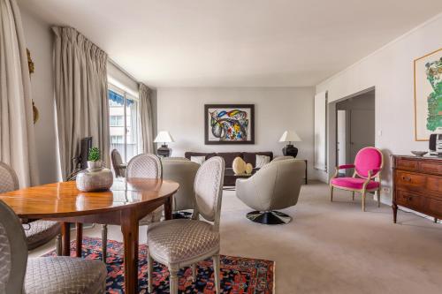 un salon avec une table et des chaises dans l'établissement Veeve - Steps from the Eiffel Tower, à Paris