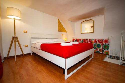 1 dormitorio con 1 cama grande con manta roja en Bianca Napoli 7, en Nápoles