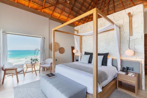 Postel nebo postele na pokoji v ubytování Tago Tulum by G Hotels
