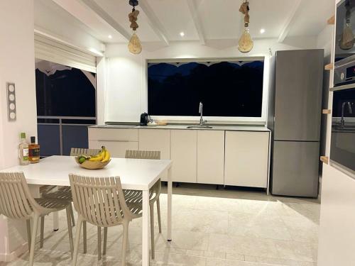 Una cocina o cocineta en Villa d'une chambre avec vue sur la mer piscine privee et jardin clos a Le Francois