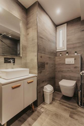 a bathroom with a sink and a toilet at Apartaments 7Gorgs in Campdevánol