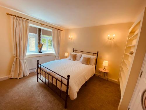 A bed or beds in a room at Heptonstall Cottage, Heptonstall, Hebden Bridge