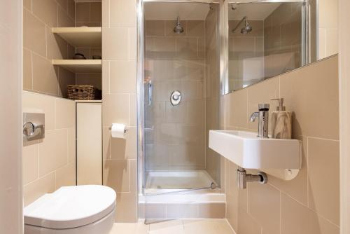 A bathroom at The Paddington Escape - Modern & Bright 2BDR Flat with Patio
