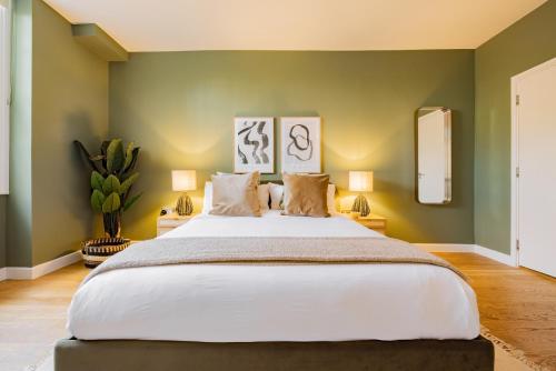 Un pat sau paturi într-o cameră la The Paddington Escape - Modern & Bright 2BDR Flat with Patio