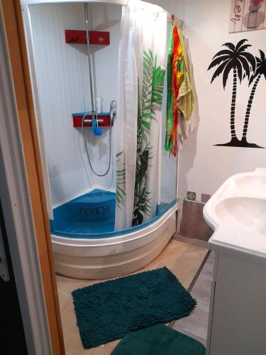 Et badeværelse på Maison de 3 chambres a Saint Pierre a 300 m de la plage avec wifi