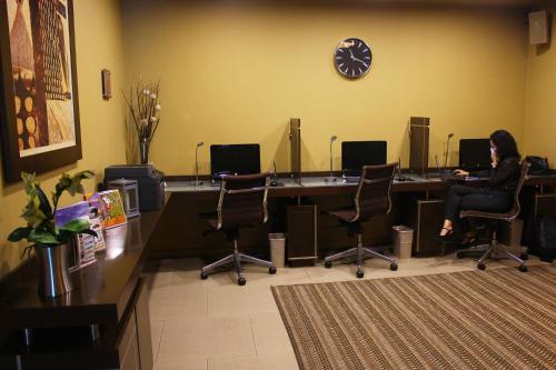 a woman sitting at a desk in a waiting room at Layfer Express, Córdoba, Ver in Córdoba