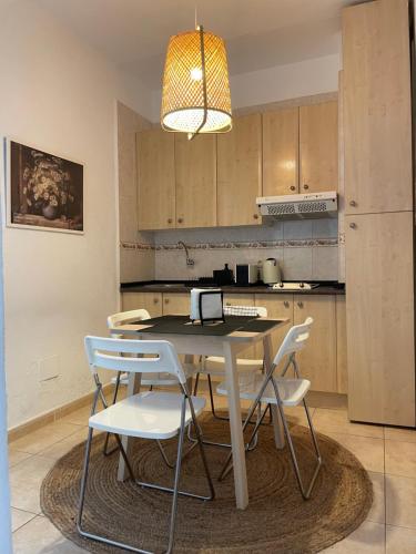 A kitchen or kitchenette at Sunny Apartment in the Heart of Santa Cruz