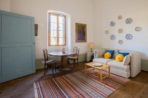 a living room with a couch and a table at Villa Guarienti Valpolicella in Fumane