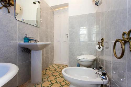 ein Bad mit einem Waschbecken und einem WC in der Unterkunft Private room A in Lissabon